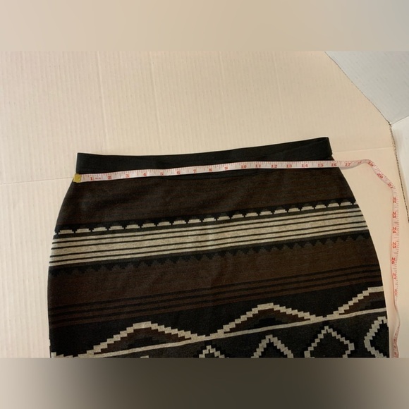 Suzy Shier ladies short skirt. In size L - Picture 3 of 6